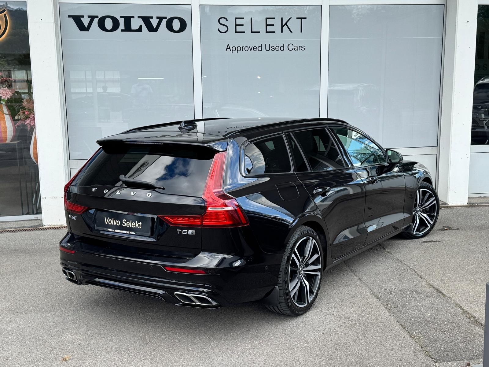 VOLVO V60 T8 eAWD Twin Engine R-Design Geartronic-image-1