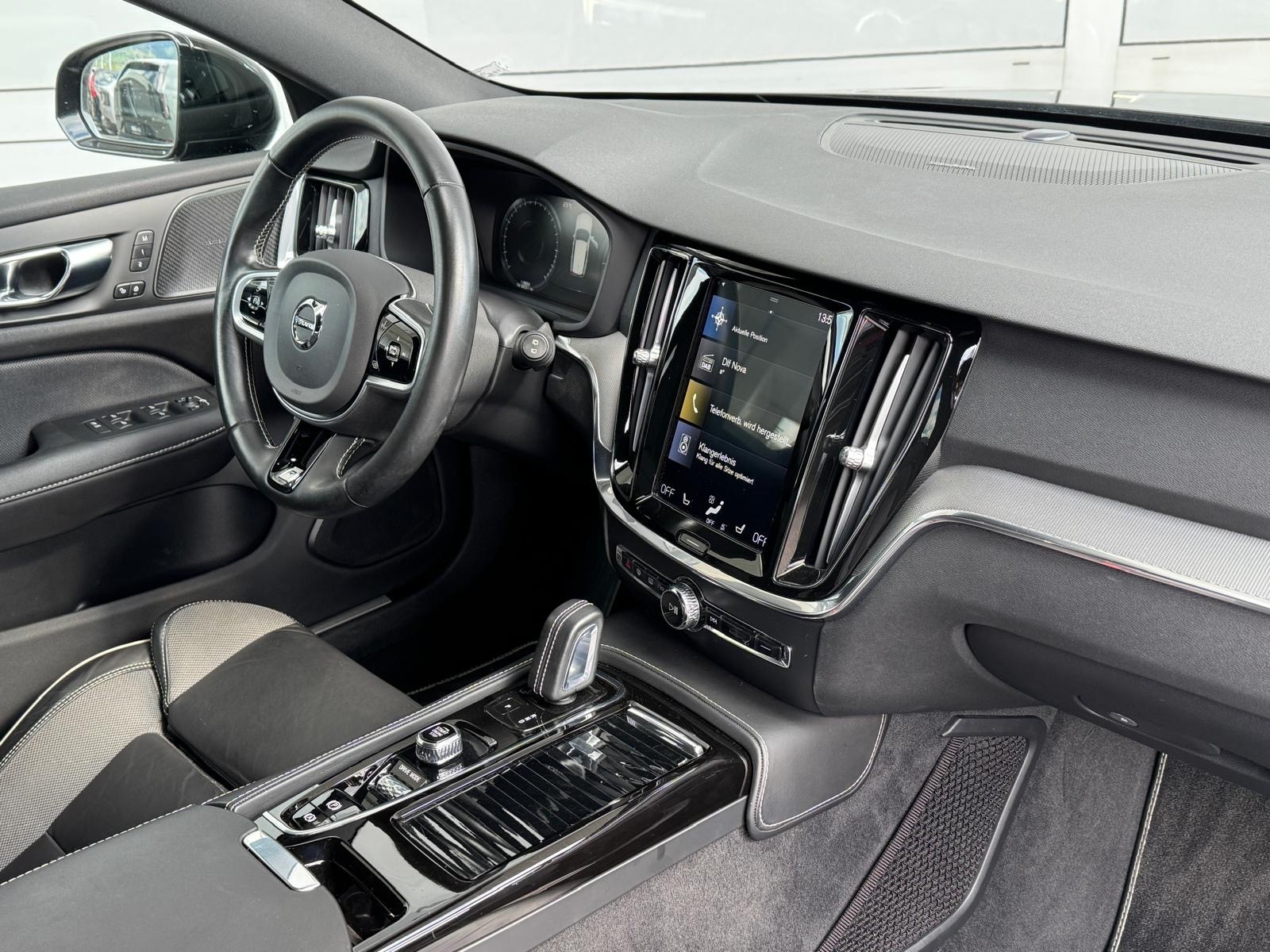 VOLVO V60 T8 eAWD Twin Engine R-Design Geartronic-image-2