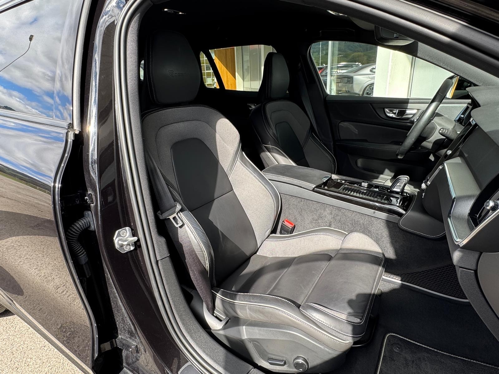 VOLVO V60 T8 eAWD Twin Engine R-Design Geartronic-image-3