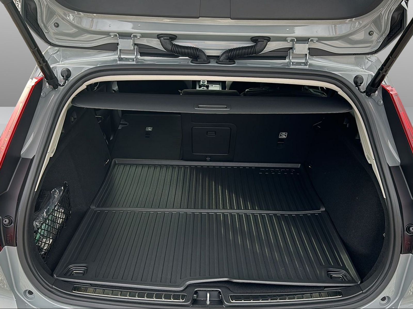 VOLVO V60 2.0 B4 Ultimate Dark-image-15