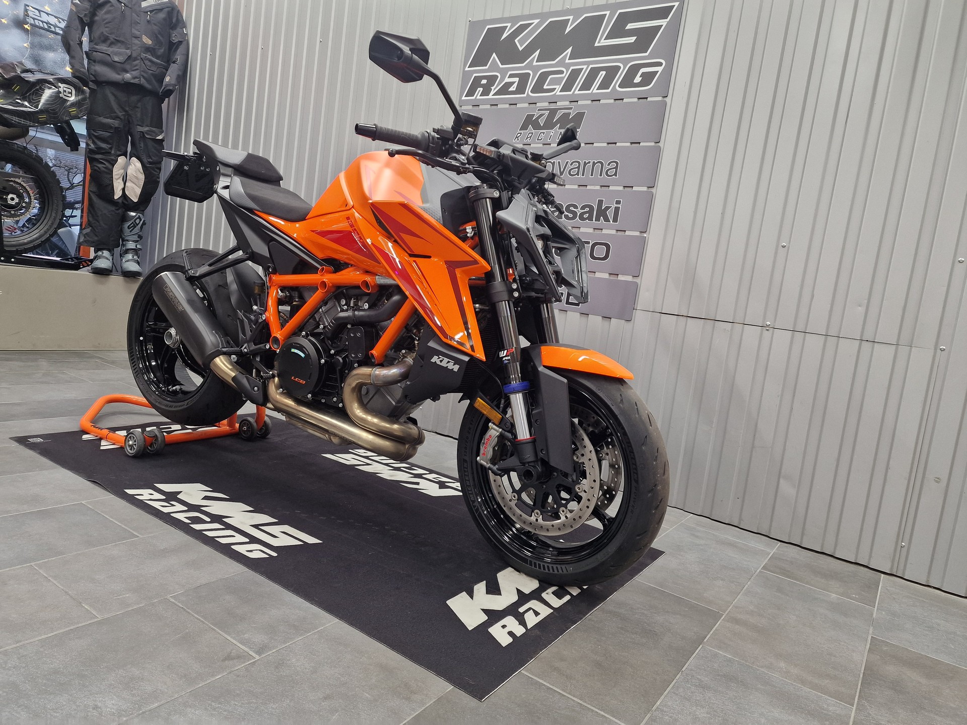 KTM 1390 Super Duke R EVO-showroom-element-1
