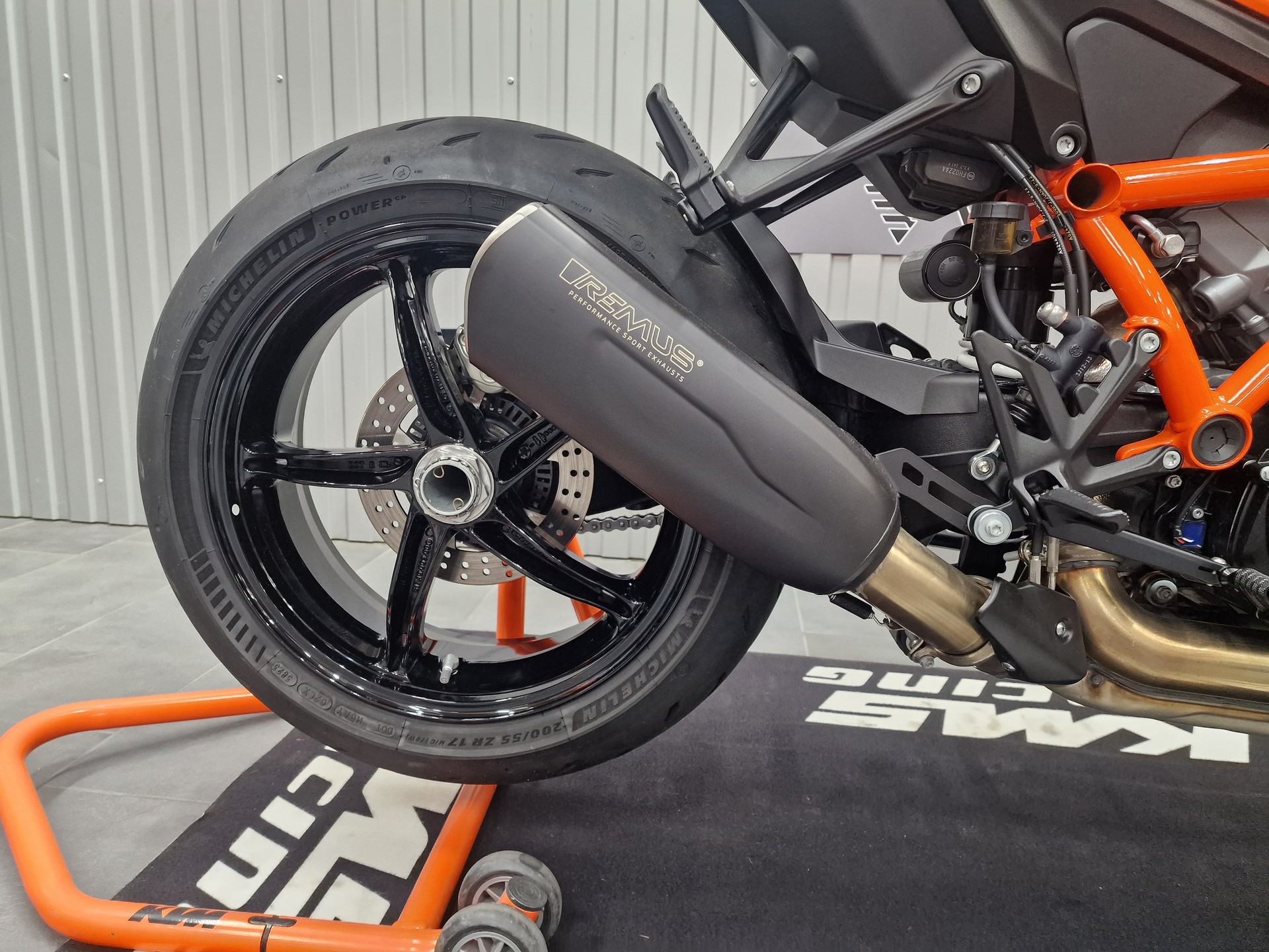 KTM 1390 Super Duke R EVO-showroom-element-3