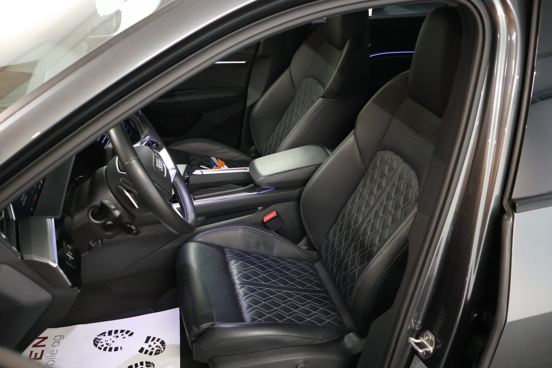 AUDI e-tron 55 Sportback S Line quattro-image-10