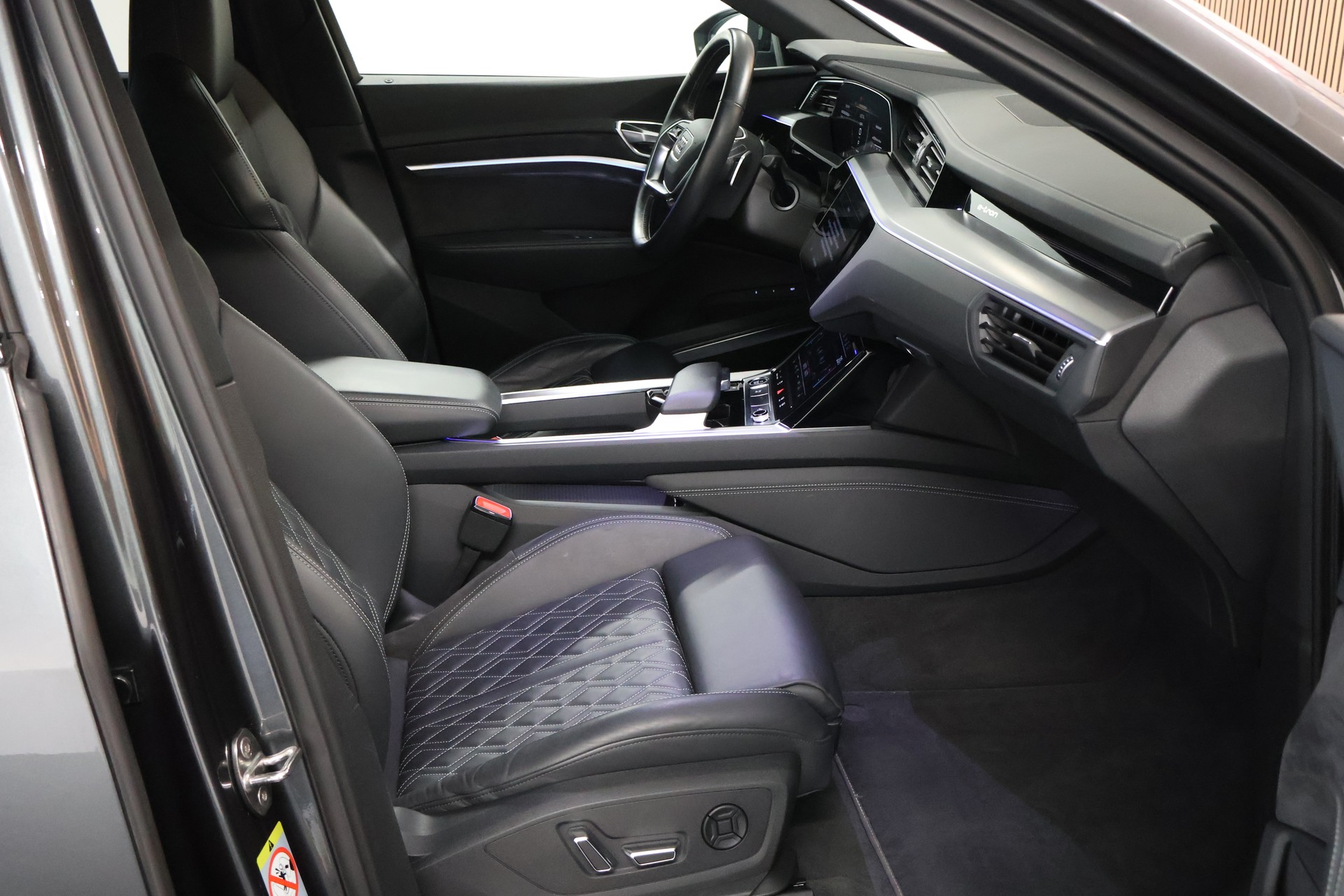 AUDI e-tron 55 Sportback S Line quattro-image-14