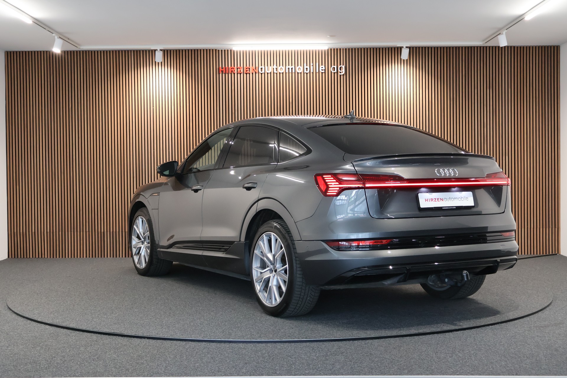 AUDI e-tron 55 Sportback S Line quattro-image-2