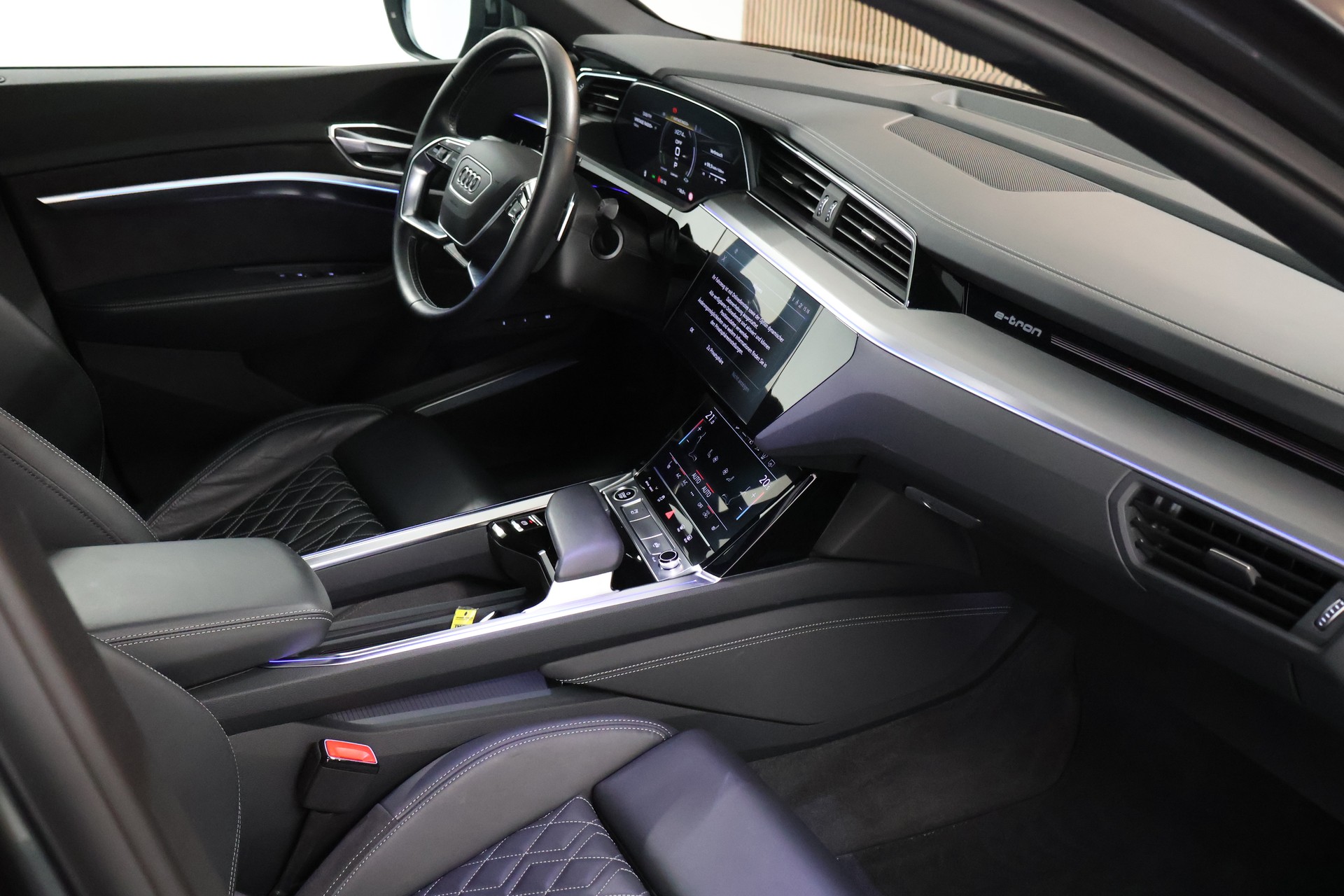 AUDI e-tron 55 Sportback S Line quattro-image-13