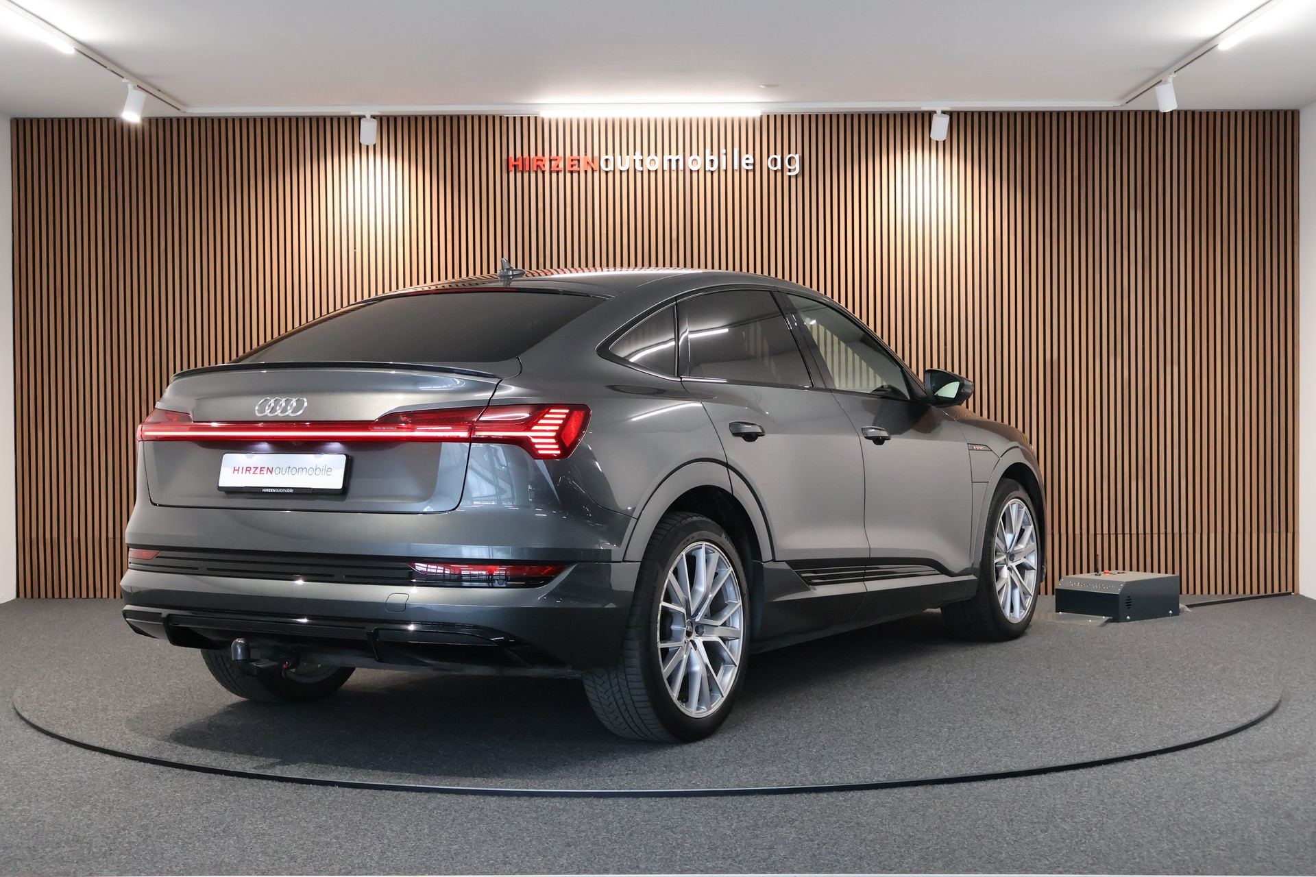 AUDI e-tron 55 Sportback S Line quattro-image-4