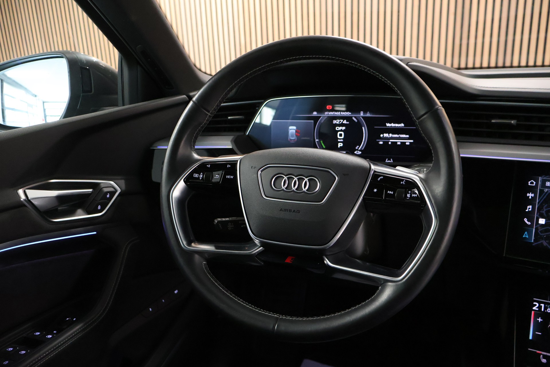 AUDI e-tron 55 Sportback S Line quattro-image-17