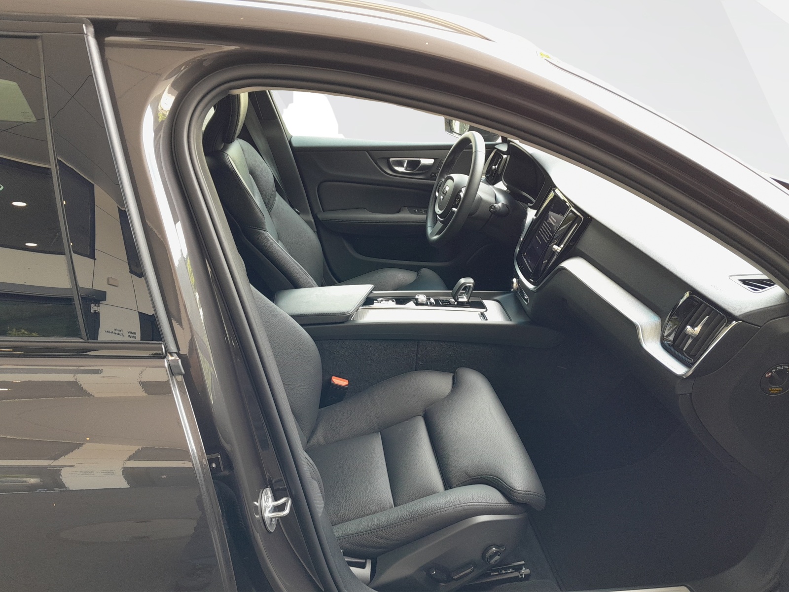 VOLVO V60 Cross Country 2.0 B4 Plus AWD-image-13
