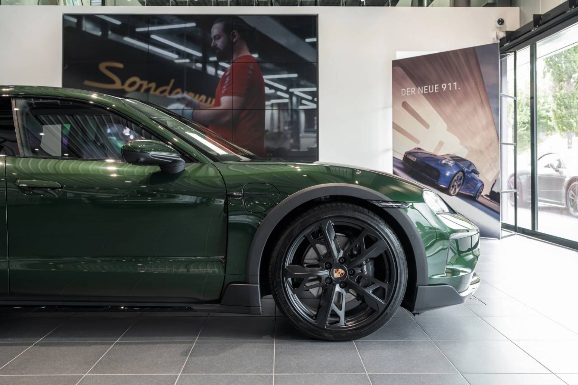 PORSCHE Taycan 4 Cross Turismo-image-10