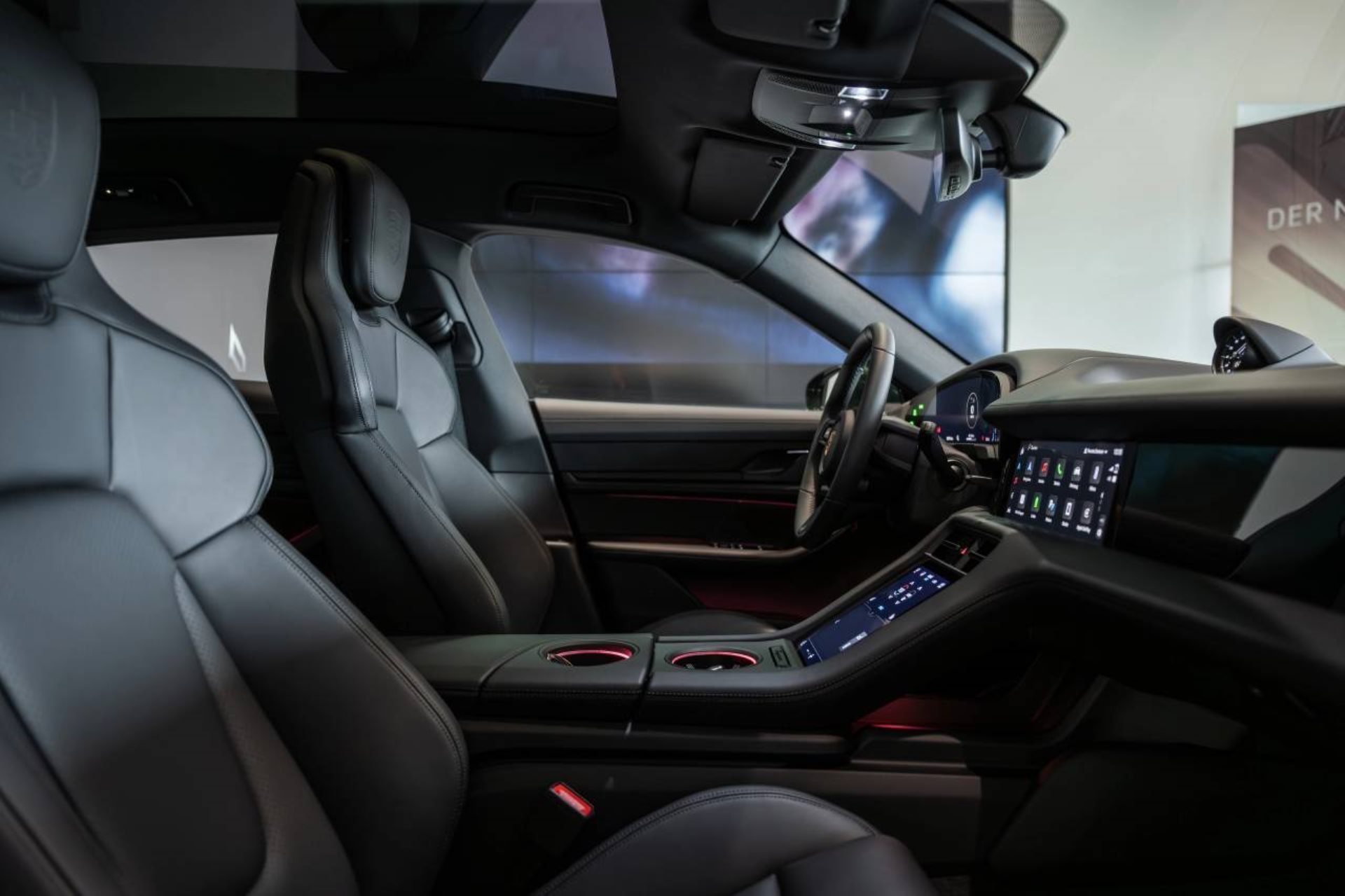 PORSCHE Taycan 4 Cross Turismo-image-19