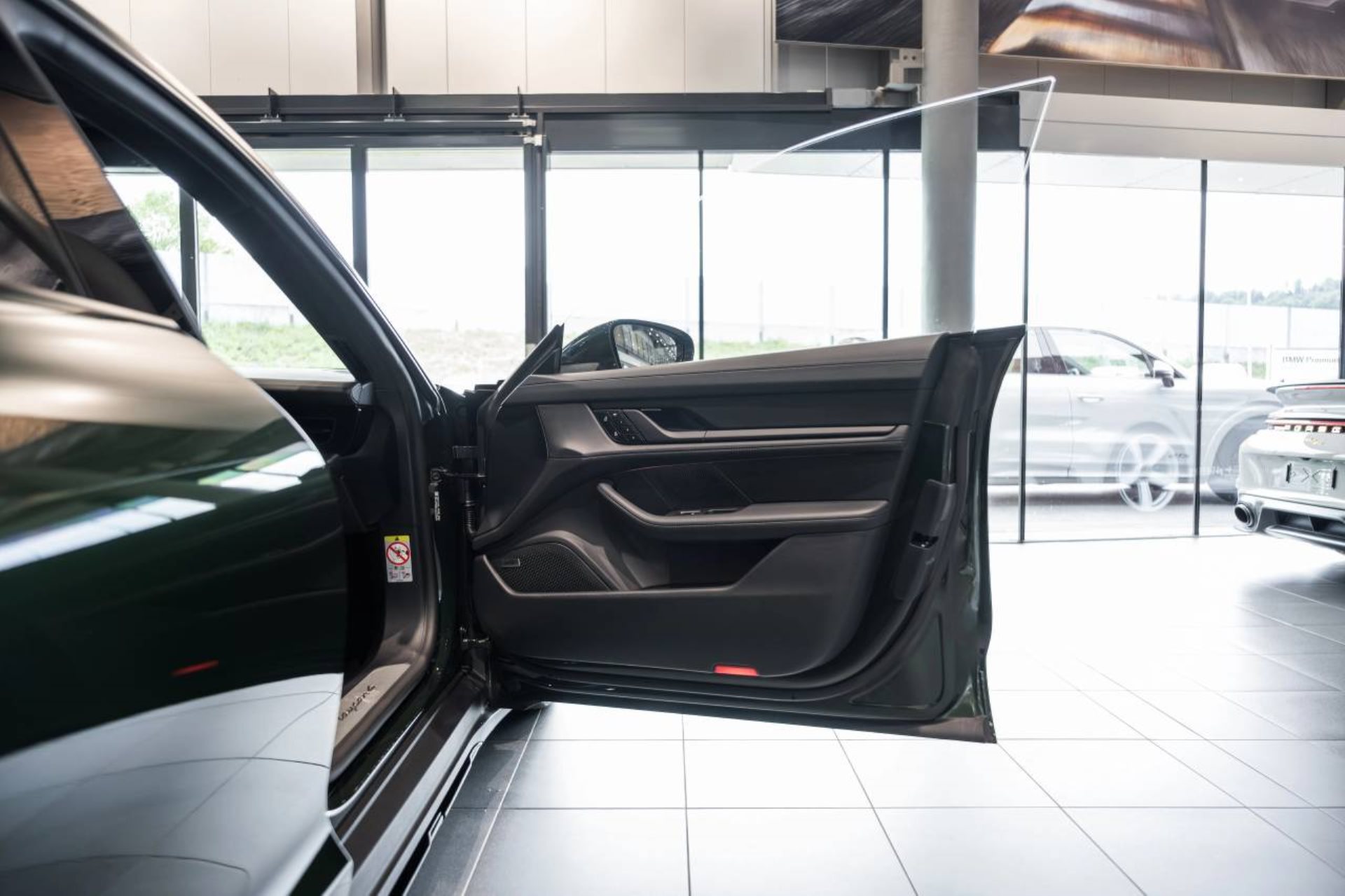PORSCHE Taycan 4 Cross Turismo-image-23