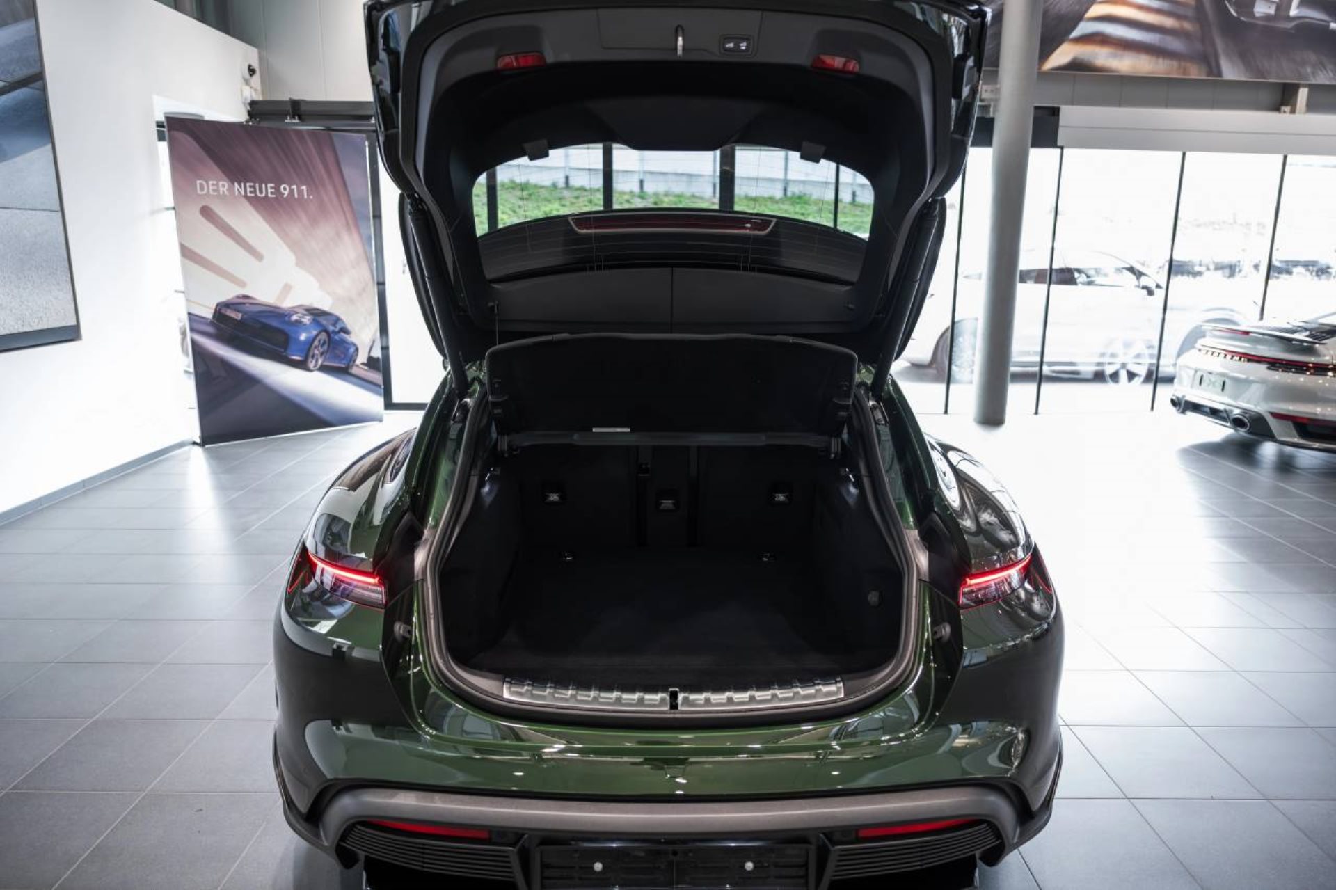 PORSCHE Taycan 4 Cross Turismo-image-13