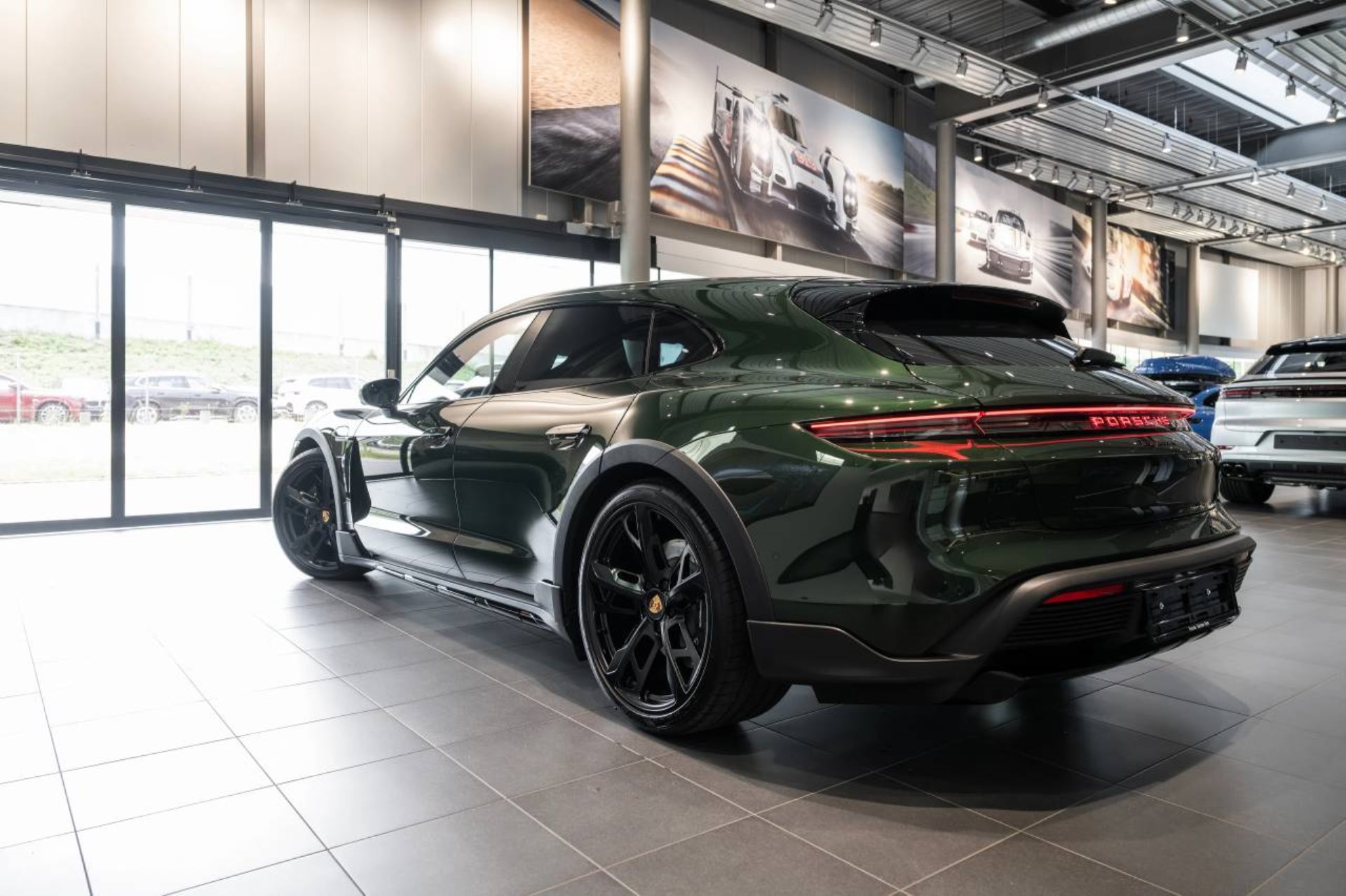 PORSCHE Taycan 4 Cross Turismo-image-6