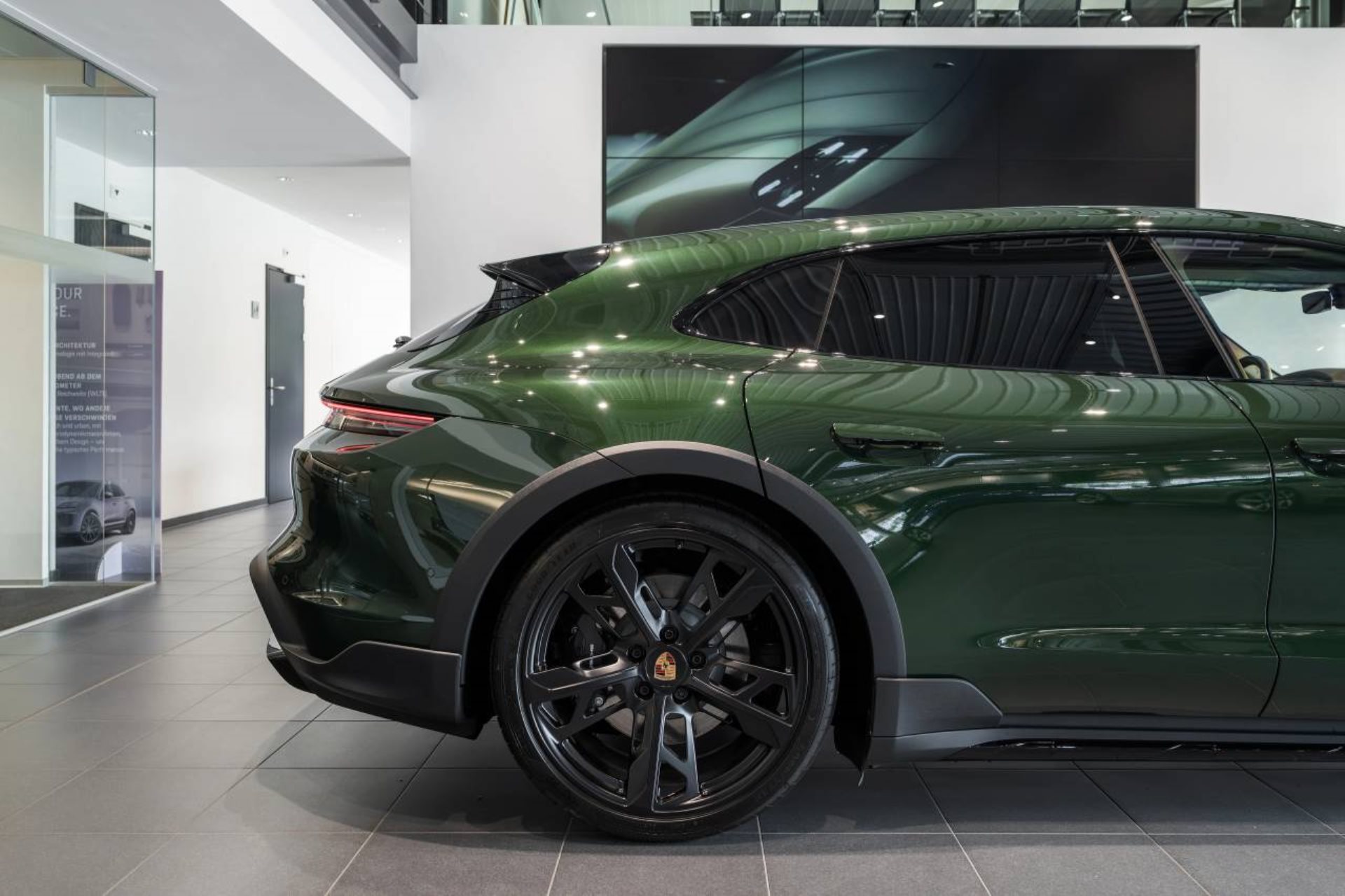 PORSCHE Taycan 4 Cross Turismo-image-9