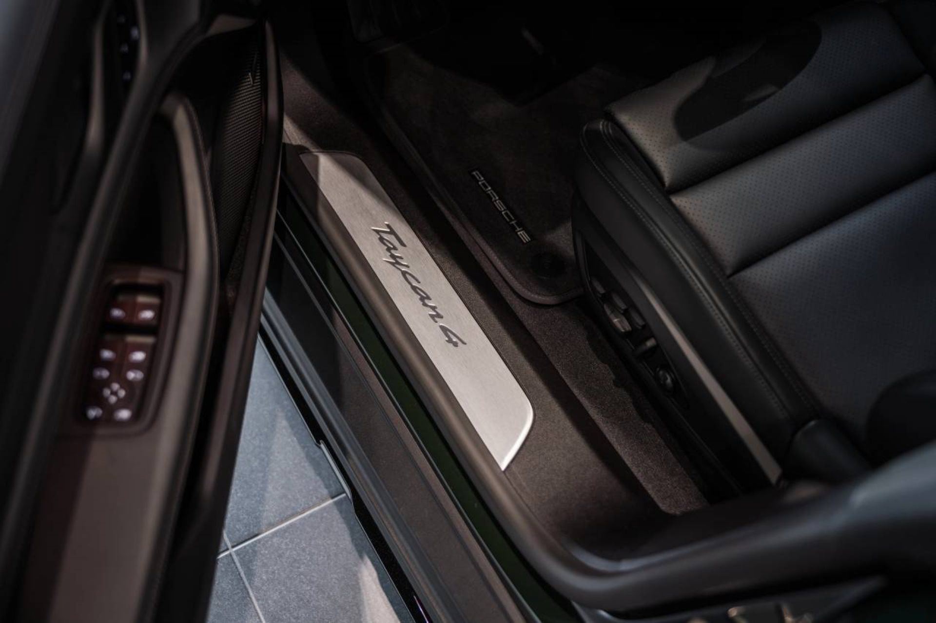 PORSCHE Taycan 4 Cross Turismo-image-22