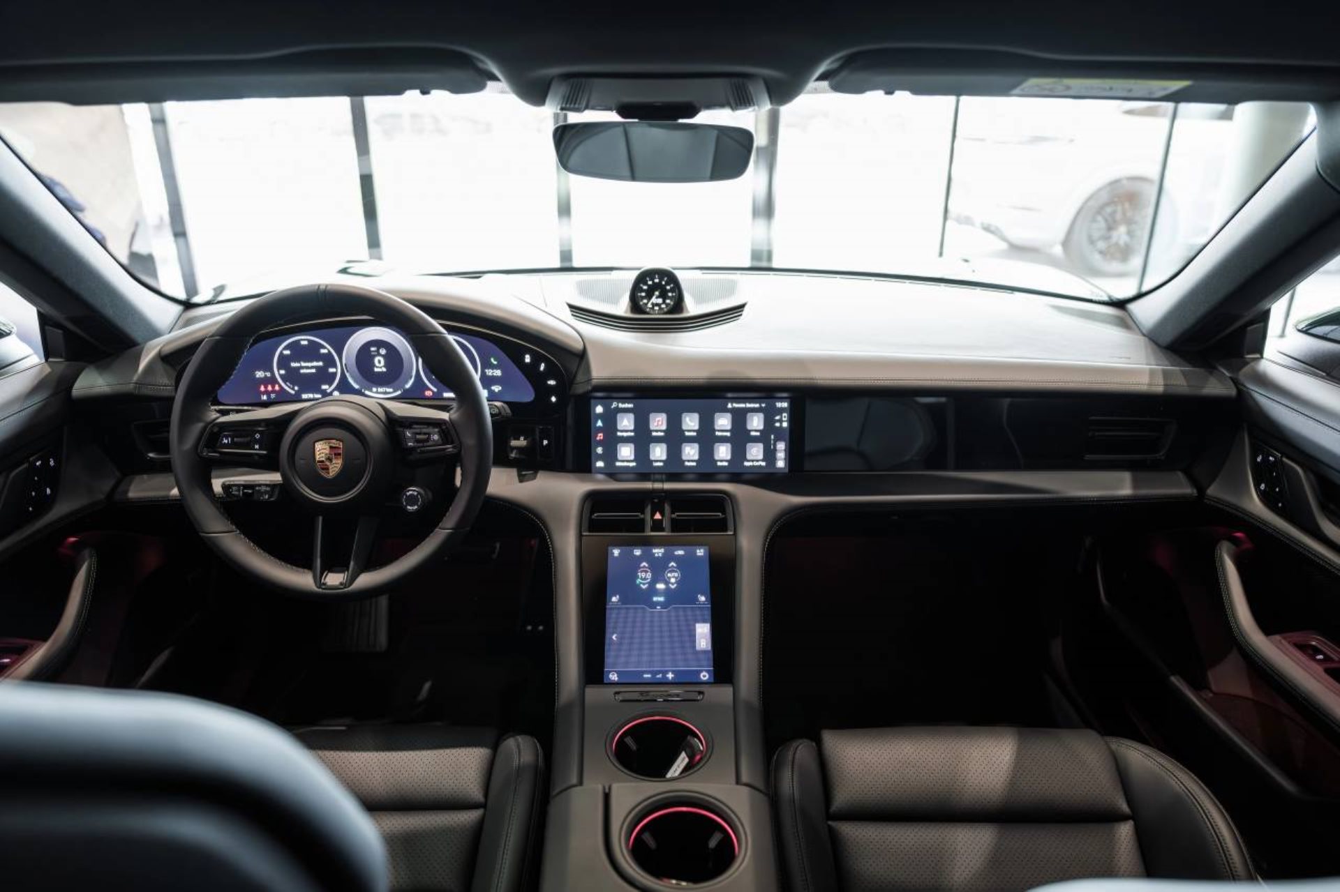 PORSCHE Taycan 4 Cross Turismo-image-16