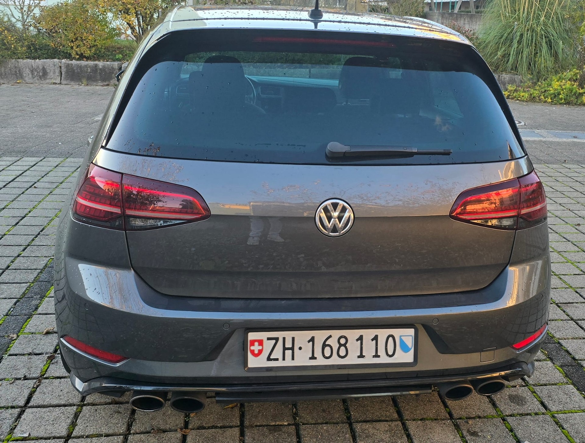 VW Golf 2.0 TSI R 4Motion-image-2