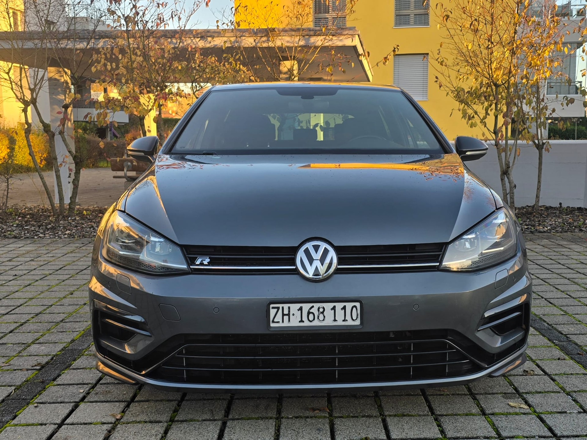 VW Golf 2.0 TSI R 4Motion-image-1