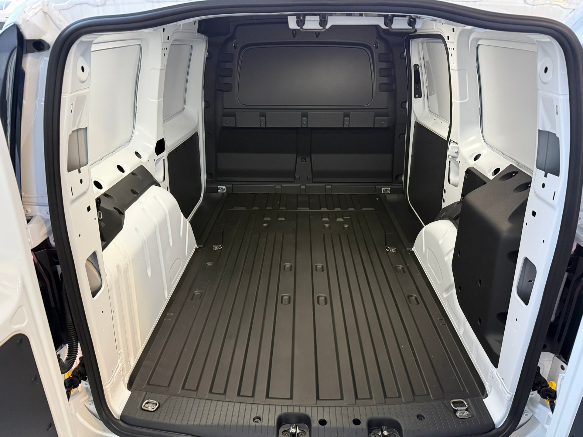 FORD Grand Transit Connect Kasten 1.5 EcoBoost PHEV Limited 0.99% Leasing-image-8