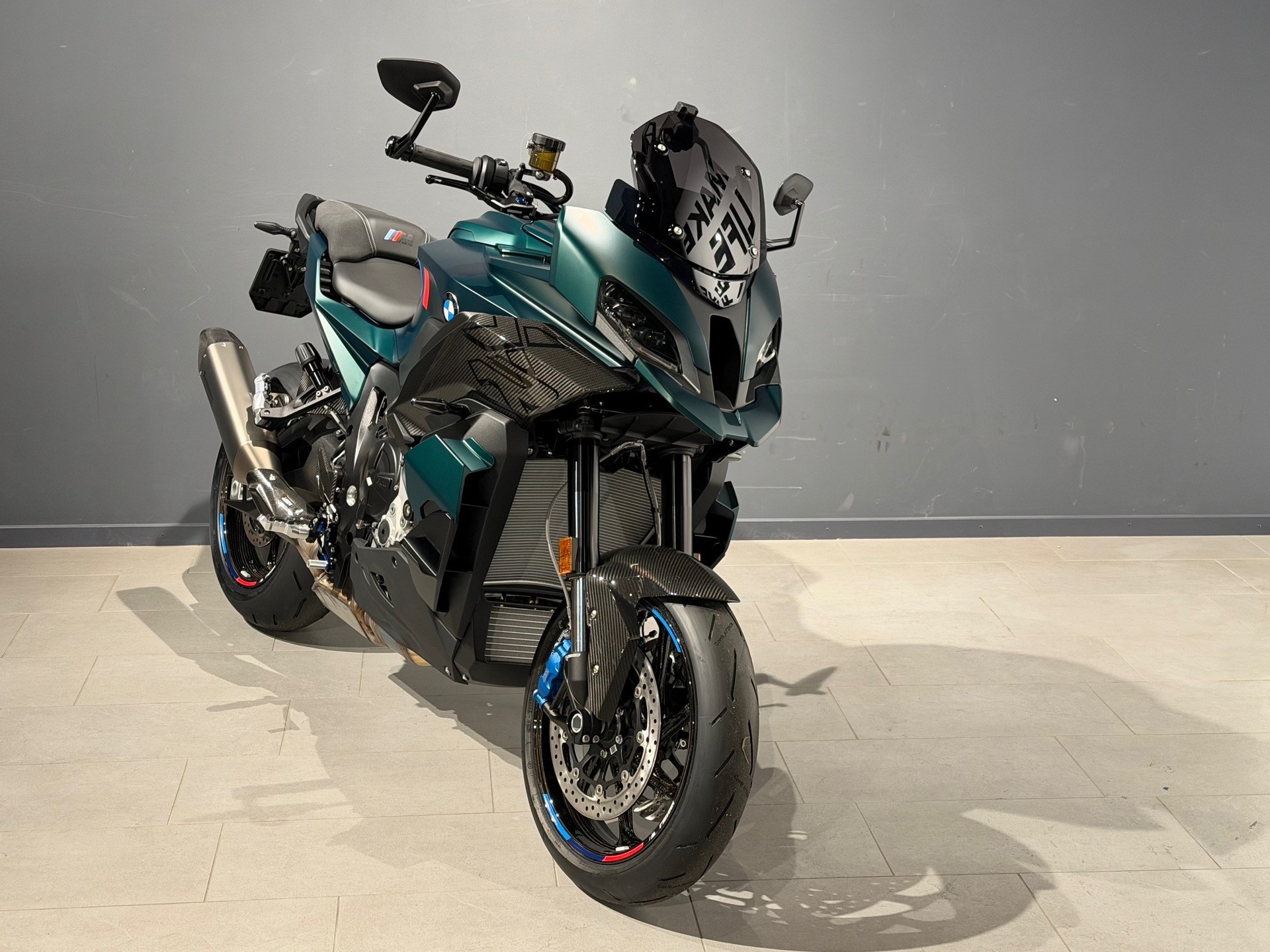 BMW M 1000 XR-showroom-element-1