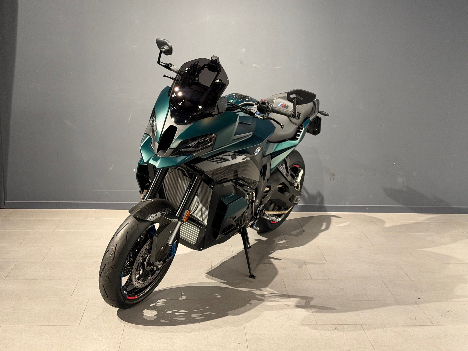 BMW M 1000 XR-showroom-element-2
