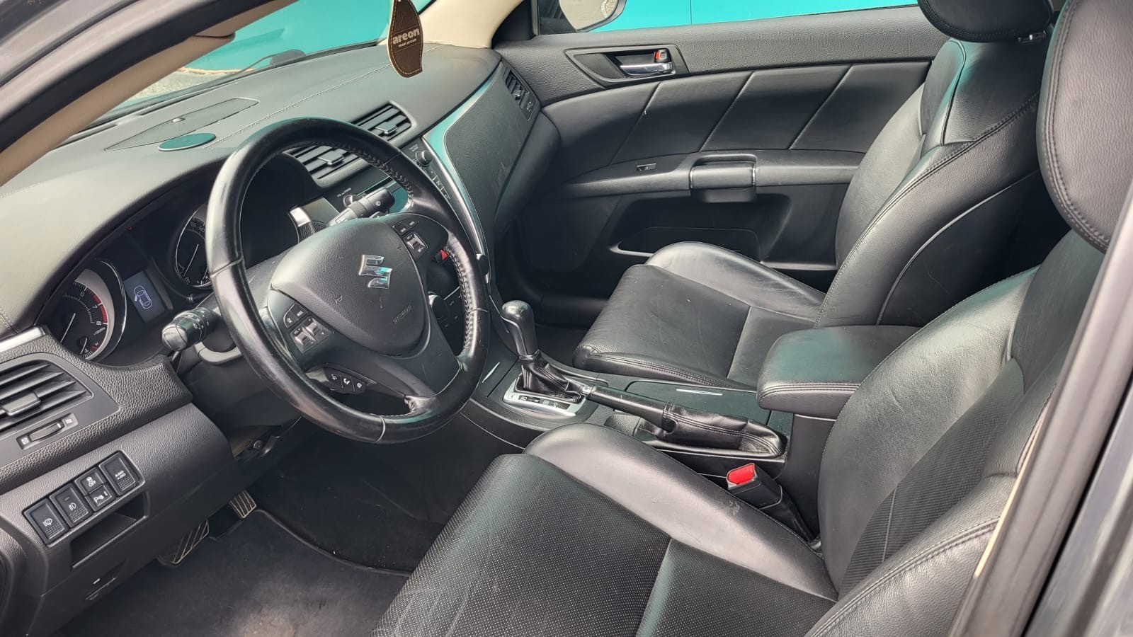 SUZUKI Kizashi 2.4 GL Top 4WD CVT-image-8