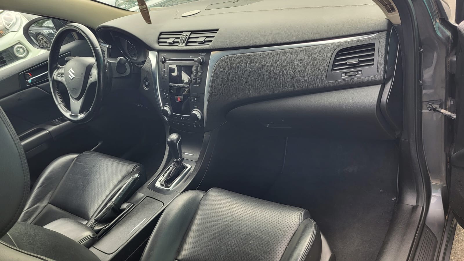 SUZUKI Kizashi 2.4 GL Top 4WD CVT-image-7