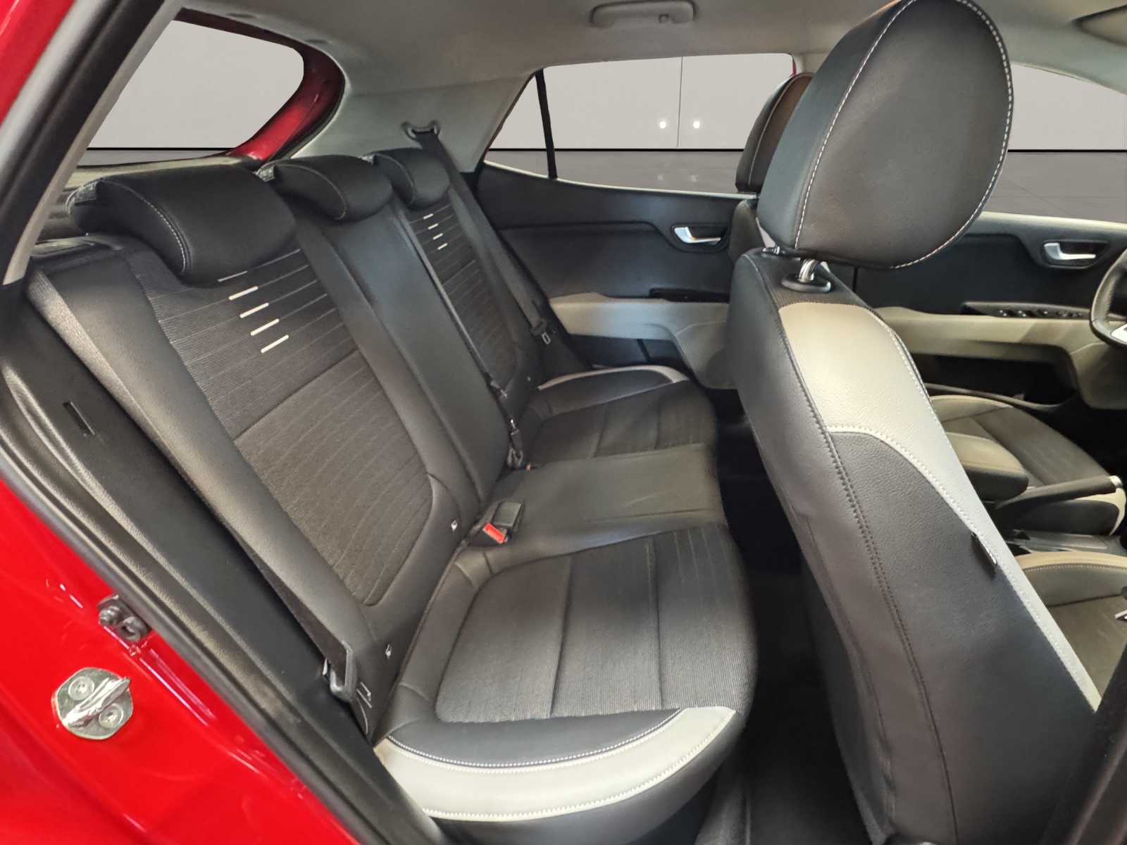 KIA Stonic 1.0 T-GDi MHEV First Edition-image-8