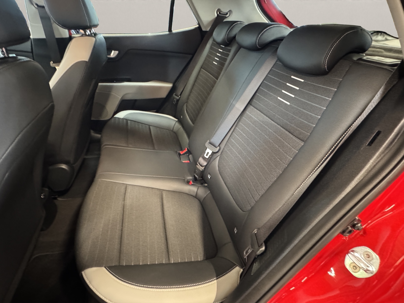 KIA Stonic 1.0 T-GDi MHEV First Edition-image-9