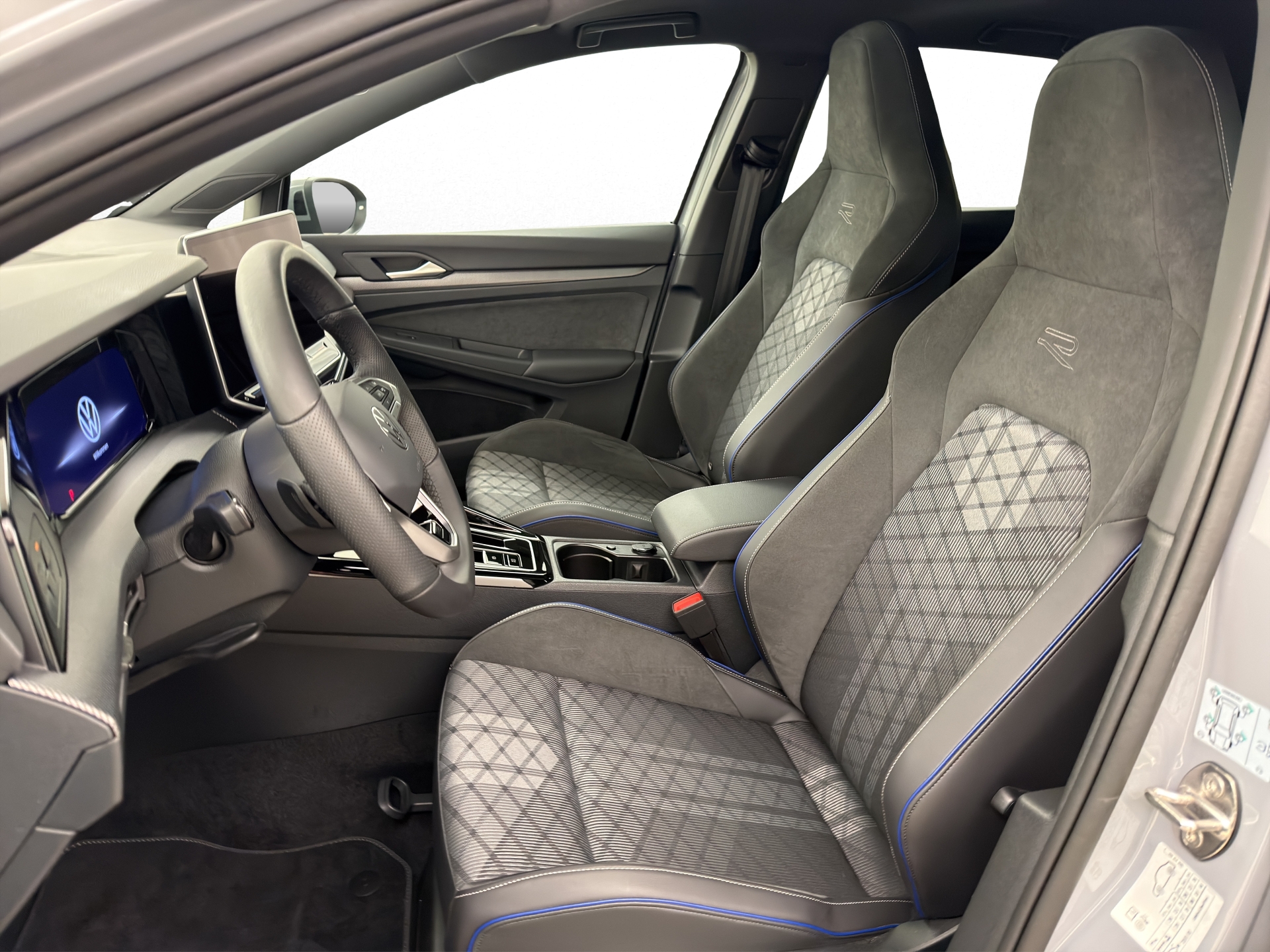 VW Golf 8 1.5 eTSI R-Line DSG-image-3