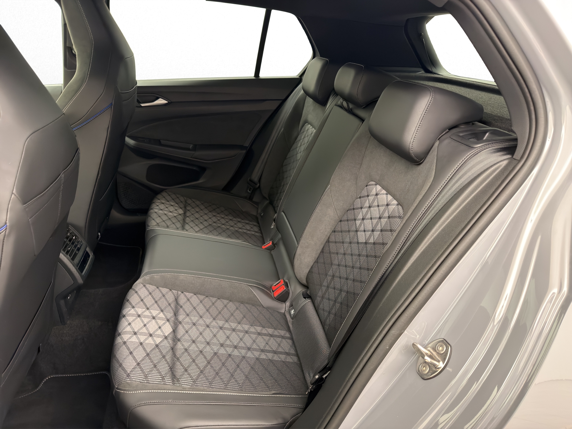 VW Golf 8 1.5 eTSI R-Line DSG-image-7