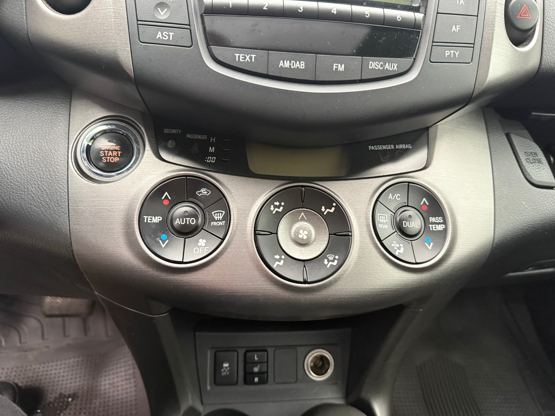 TOYOTA RAV-4 2.2D-CAT Linea Sol Premium AT-image-28