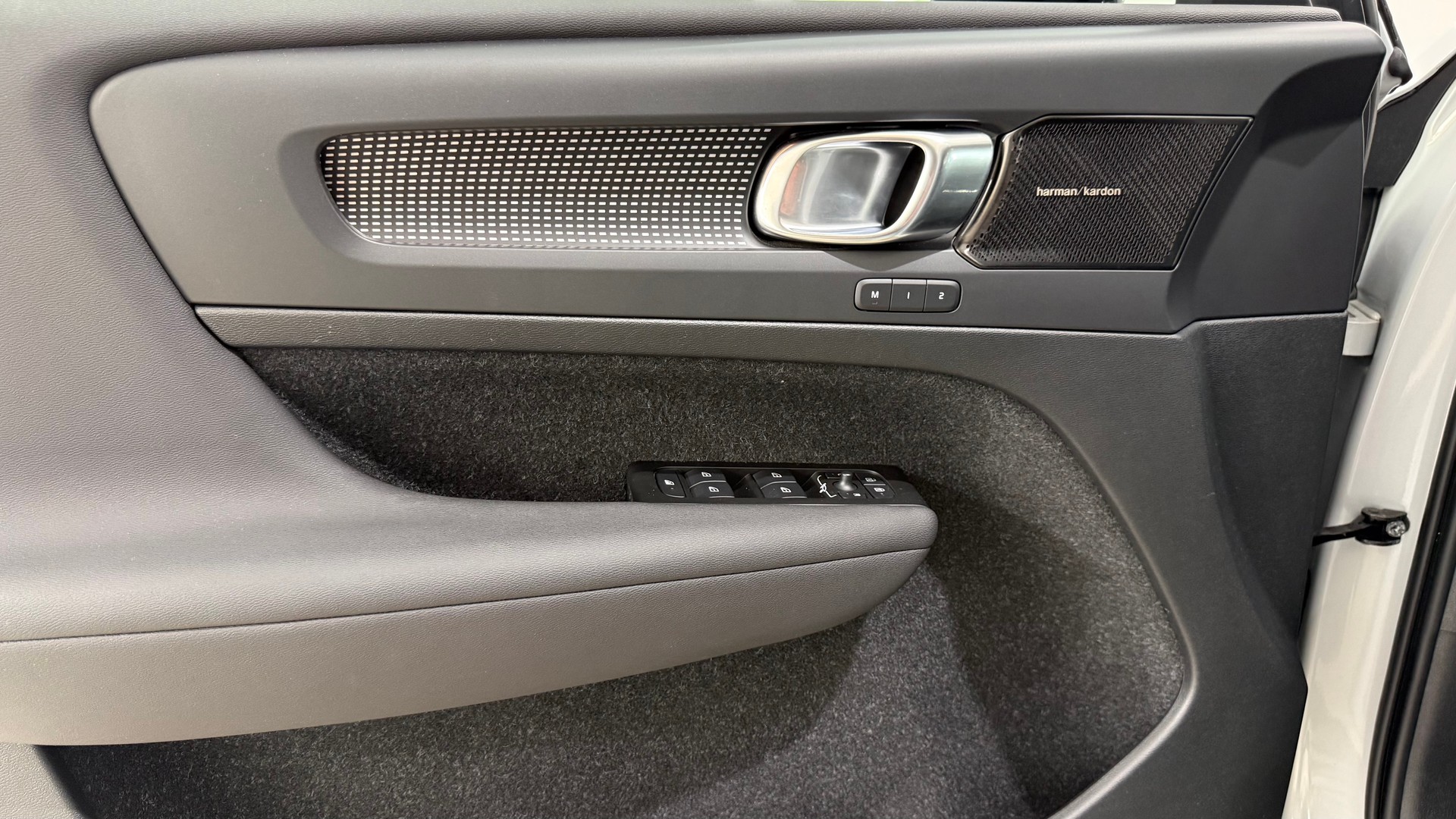 VOLVO XC40 1.5 T5 PiH R-Design-image-10