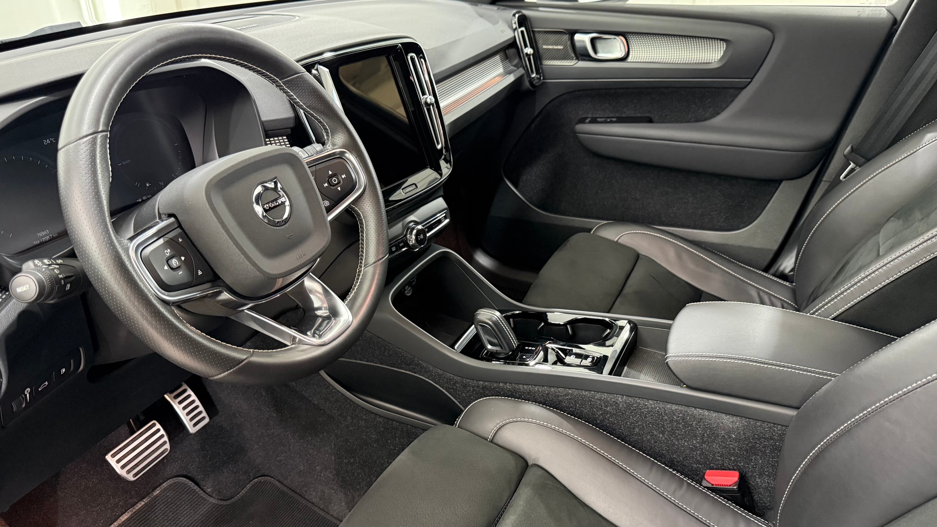 VOLVO XC40 1.5 T5 PiH R-Design-image-3