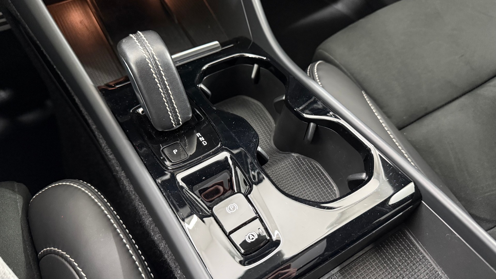 VOLVO XC40 1.5 T5 PiH R-Design-image-14