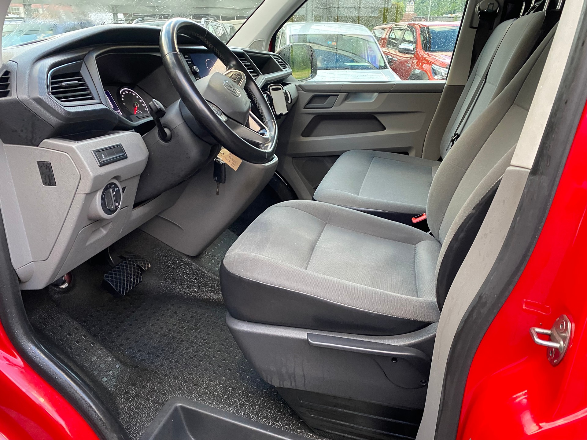 VW T6.1 2.0 TDI 4Motion DSG-image-2