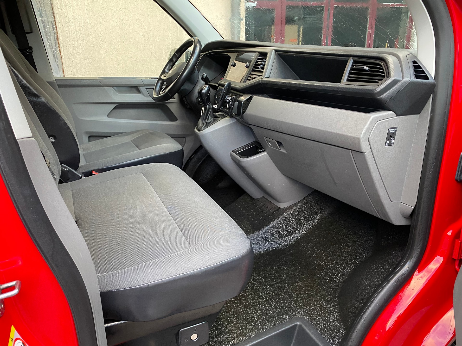 VW T6.1 2.0 TDI 4Motion DSG-image-4