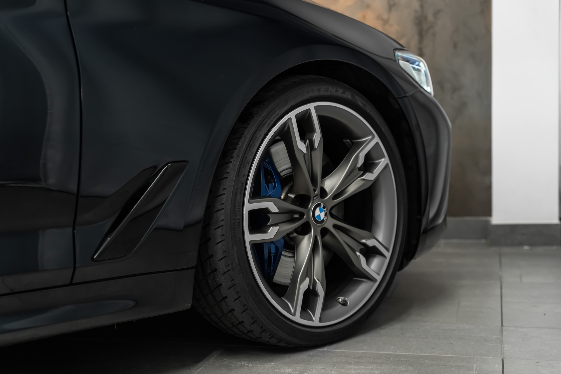 BMW M550i xDrive Steptronic *Laser*Head-Up*Sitzbelüftung*360°Kamera*-image-9
