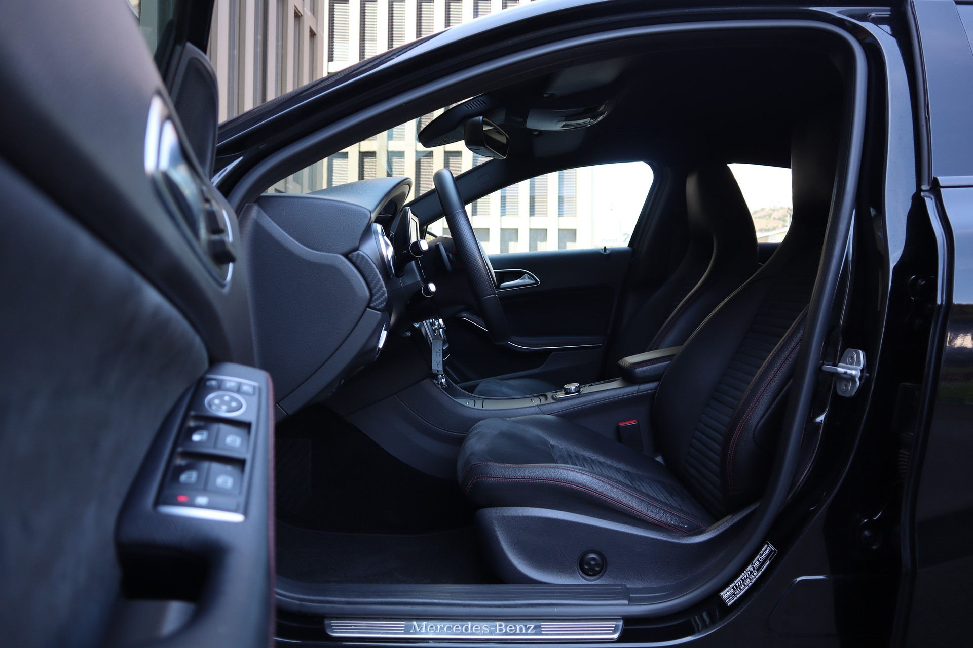 MERCEDES-BENZ A 250 AMG Line 4Matic 7G-DCT-image-8
