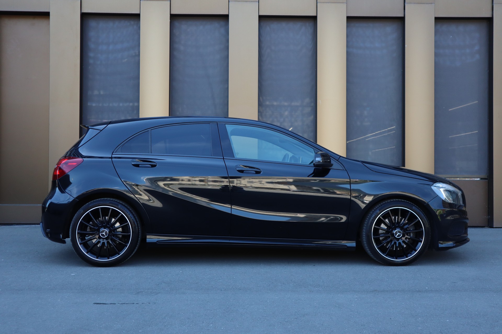 MERCEDES-BENZ A 250 AMG Line 4Matic 7G-DCT-image-4