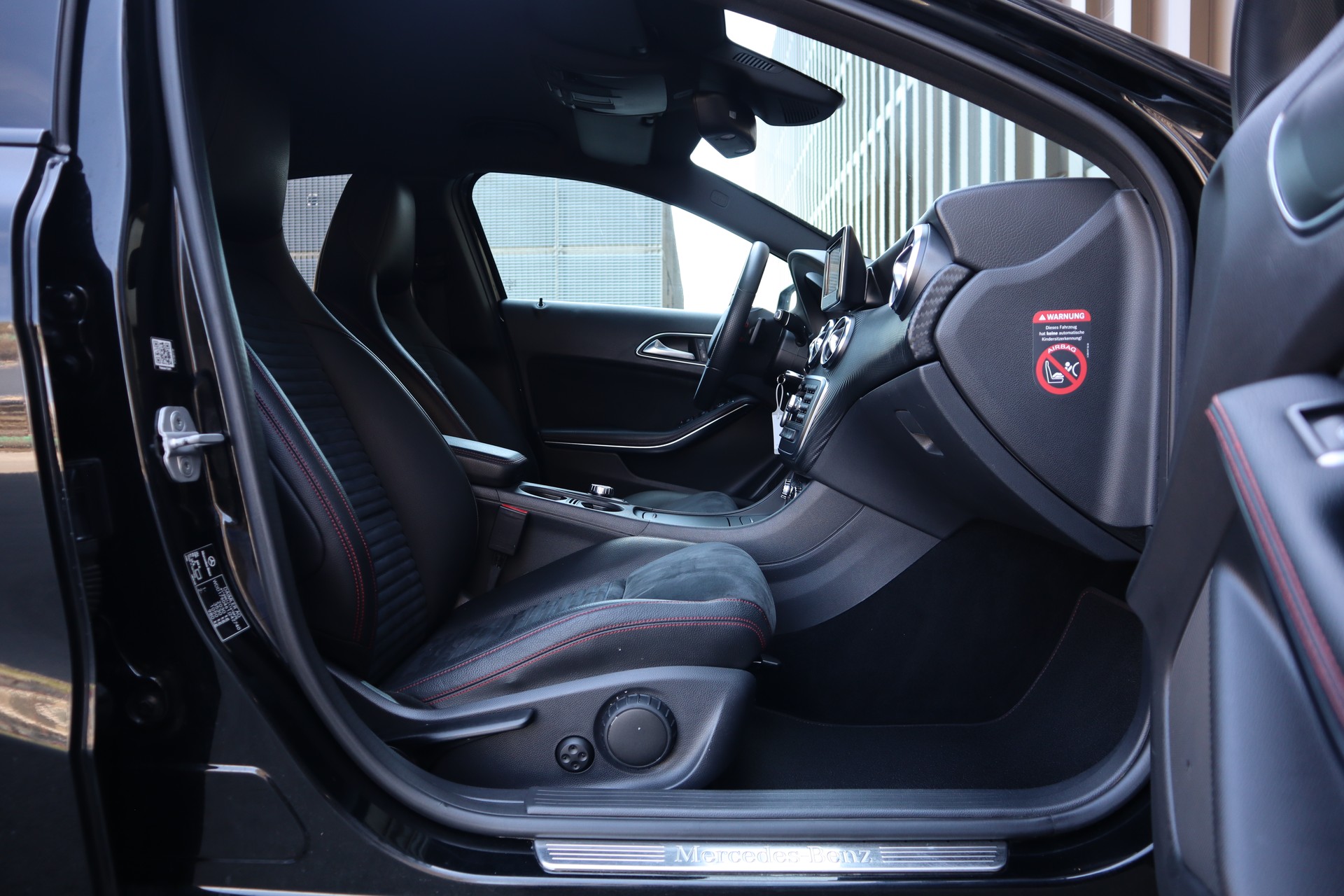 MERCEDES-BENZ A 250 AMG Line 4Matic 7G-DCT-image-10