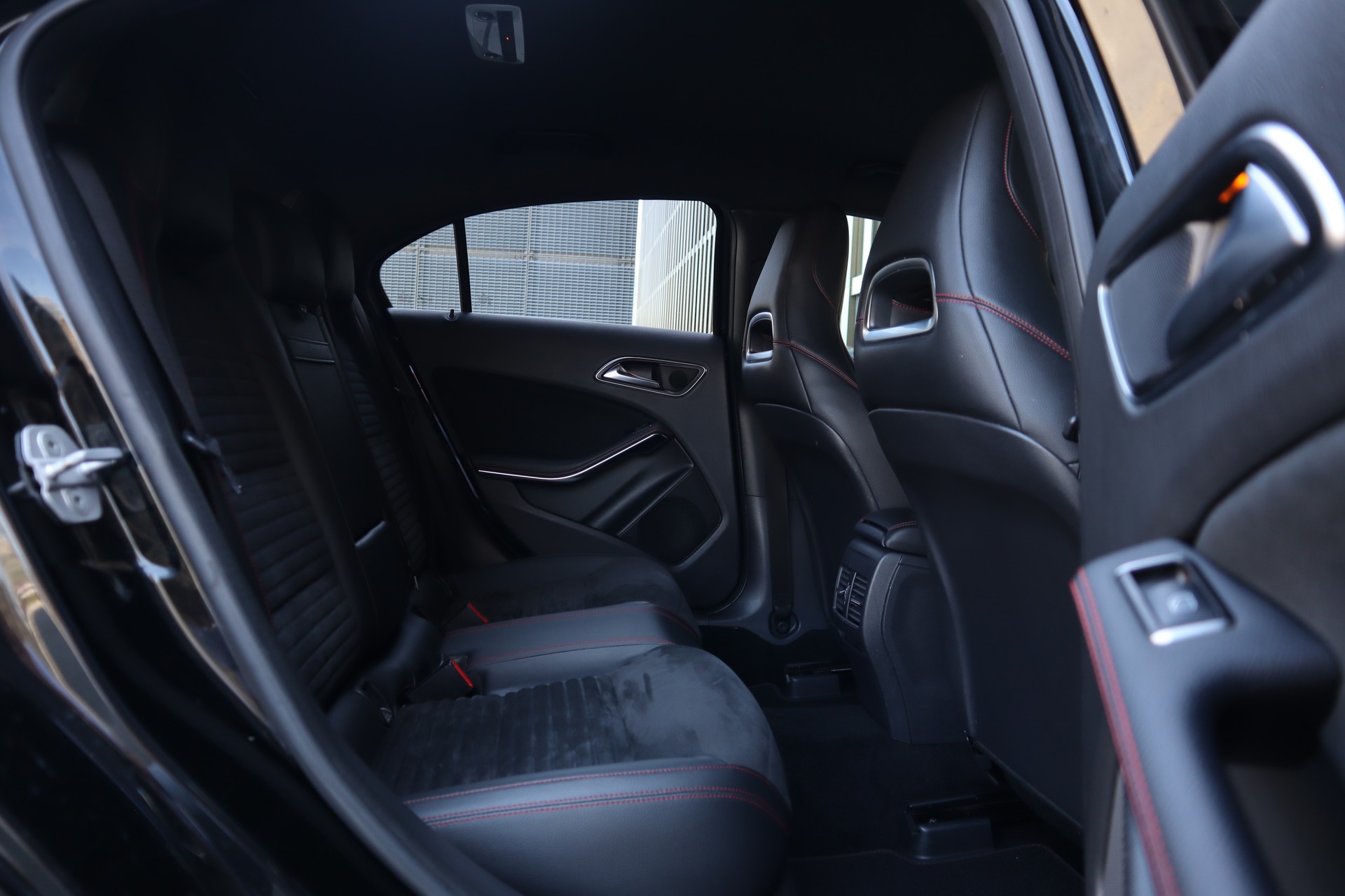 MERCEDES-BENZ A 250 AMG Line 4Matic 7G-DCT-image-13