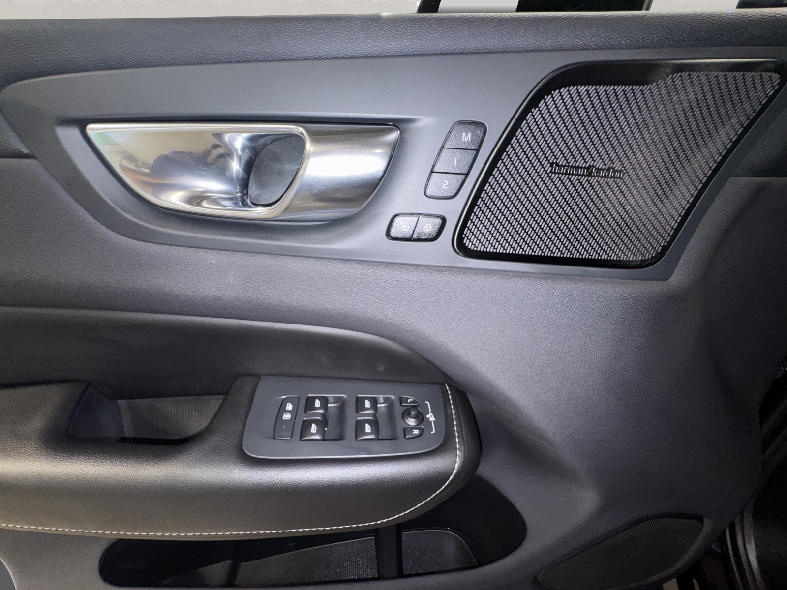 VOLVO XC60 2.0 T8 TE R-Design eAWD-image-14