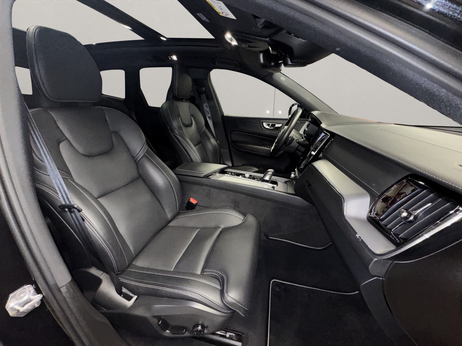VOLVO XC60 2.0 T8 TE R-Design eAWD-image-11