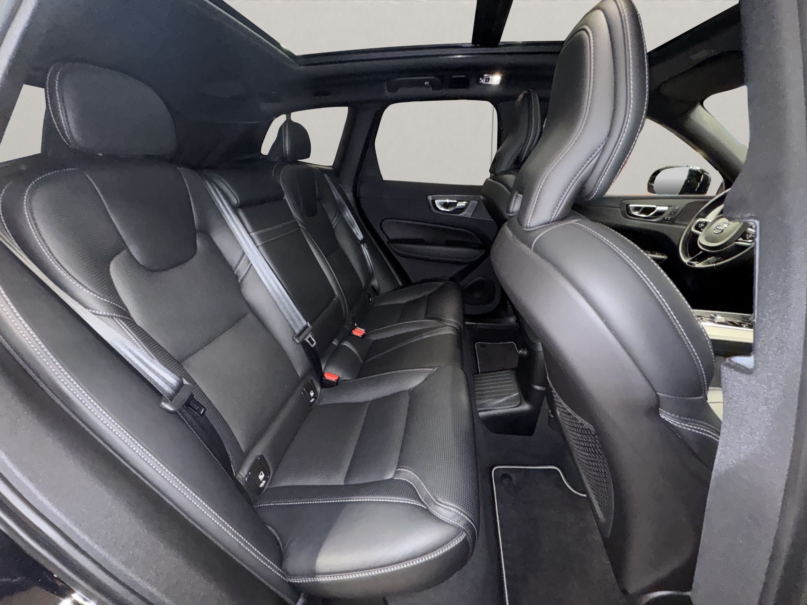 VOLVO XC60 2.0 T8 TE R-Design eAWD-image-13