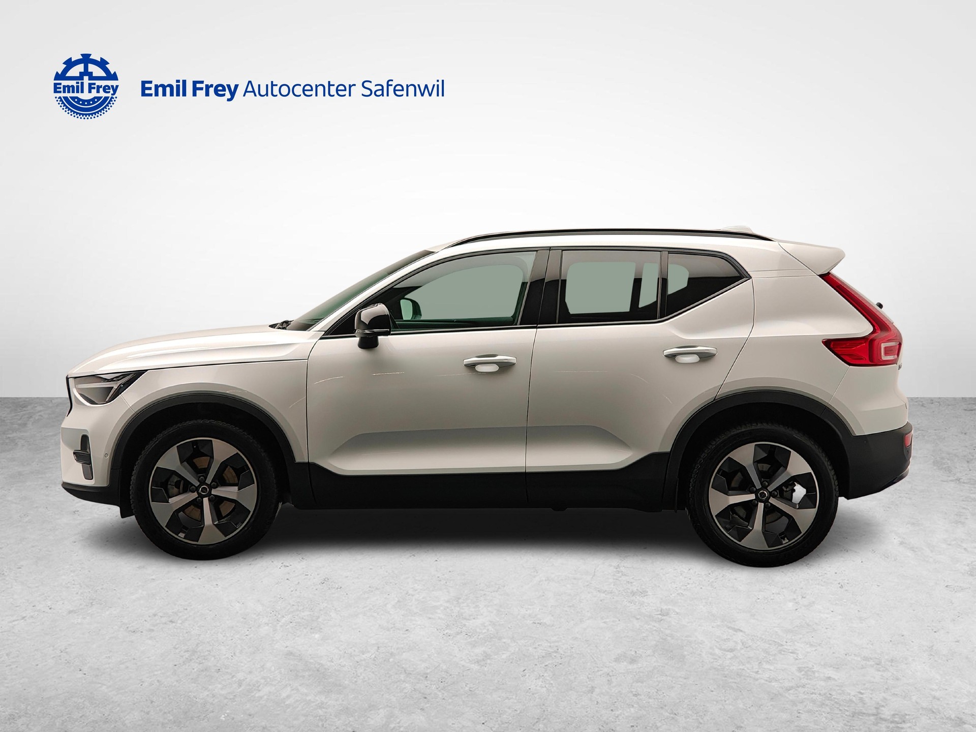 VOLVO XC40 2.0 B3 MH Plus Dark-image-1