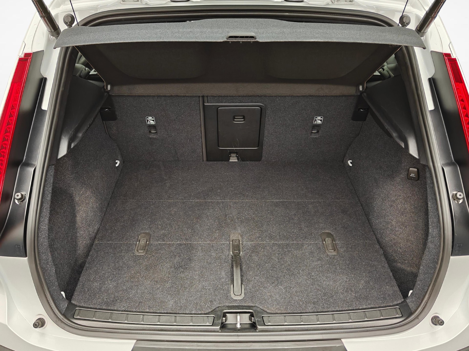 VOLVO XC40 2.0 B3 MH Plus Dark-image-11