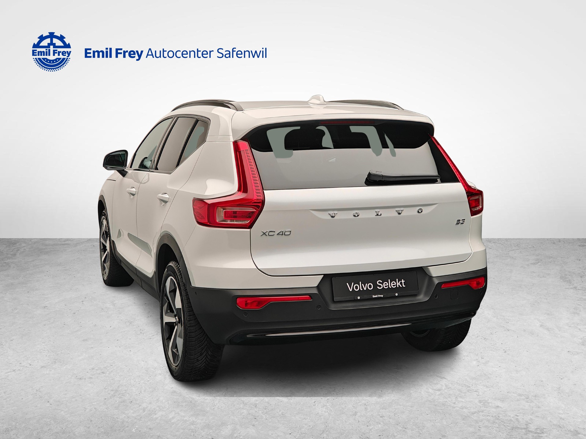 VOLVO XC40 2.0 B3 MH Plus Dark-image-2