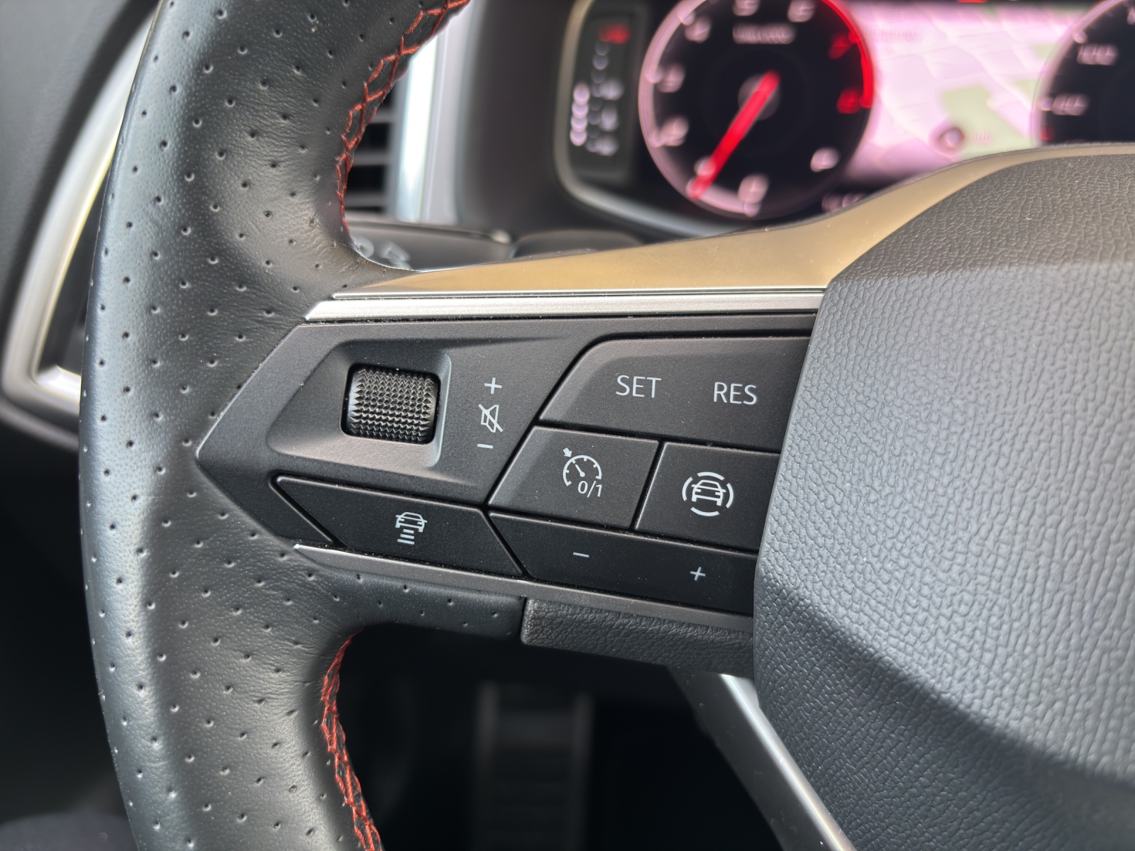 SEAT Ateca 1.5 TSI EVO DSG FR mit AHK, Winterräder & fortl. Werksgarantie-image-14